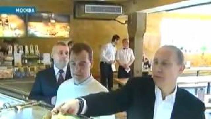 Медведев и Путин выпили пива в баре на Арбате