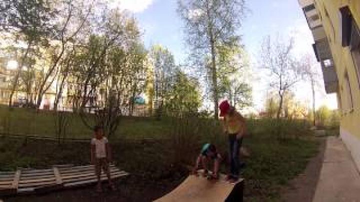 Обучение детей скейтбордингу в мини рампе 2014
